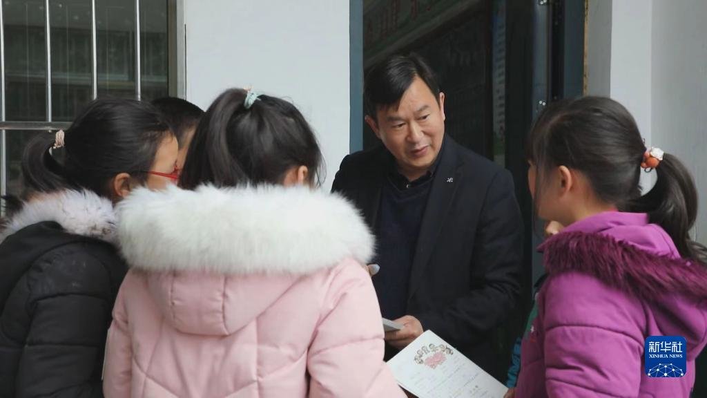 在湖南省常宁市塔山瑶族乡中心小学，盘玖仁和学生们在一起（2021年11月25日摄）。新华社发（尹明 摄）